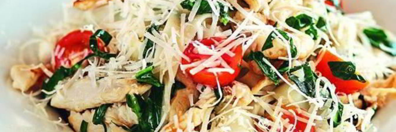 Спагетти с куриной грудкой, помидорами и сыром