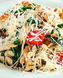 Спагетти с куриной грудкой, помидорами и сыром