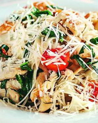 Спагетти с куриной грудкой, помидорами и сыром