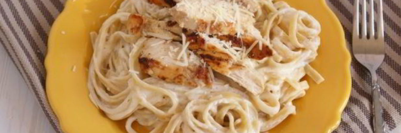 Спагетти с курицей в сливочном соусе