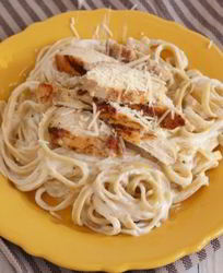 Спагетти с курицей в сливочном соусе