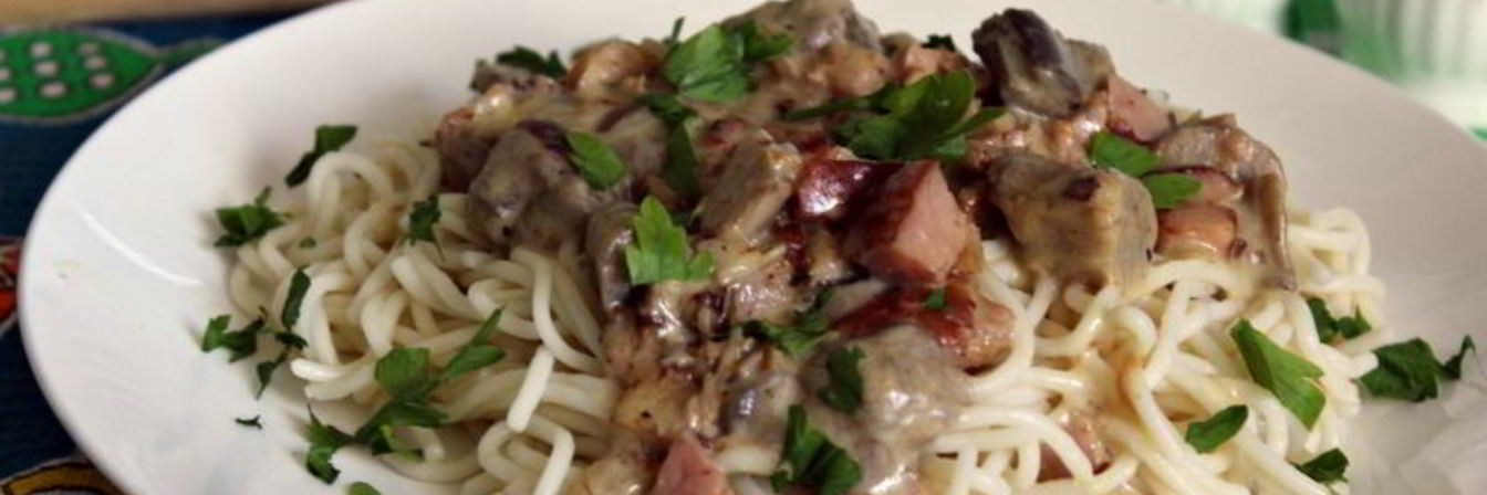 Спагетти с лесными грибами и мясными копченостями в сырном соусе