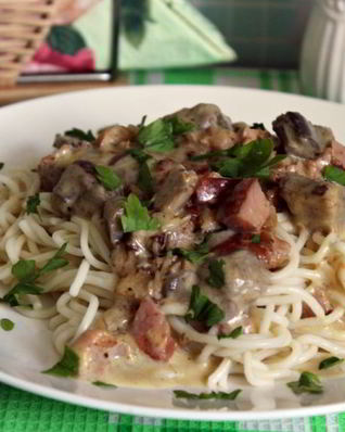 Спагетти с лесными грибами и мясными копченостями в сырном соусе
