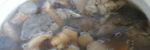 спагетти с лесными грибами и мясными копченостями в сырном соусе