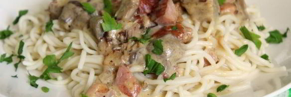 спагетти с лесными грибами и мясными копченостями в сырном соусе