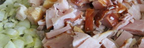 спагетти с лесными грибами и мясными копченостями в сырном соусе