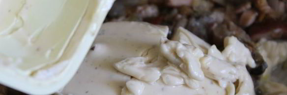 спагетти с лесными грибами и мясными копченостями в сырном соусе