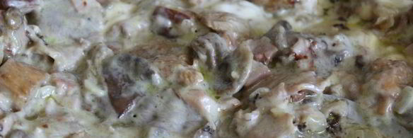 спагетти с лесными грибами и мясными копченостями в сырном соусе