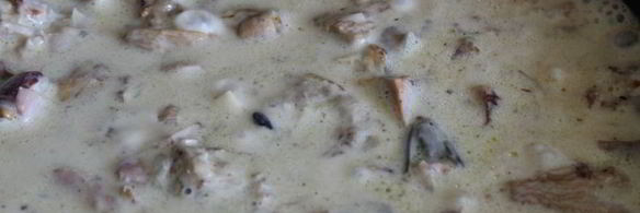 спагетти с лесными грибами и мясными копченостями в сырном соусе