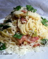 Спагетти с луком-пореем, вином и копченым беконом