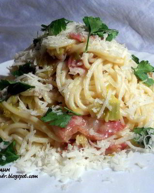 Спагетти с луком-пореем, вином и копченым беконом