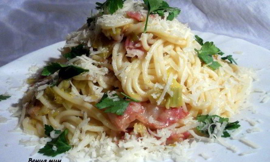 Рецепт спагетти с луком-пореем, вином и копченым беконом