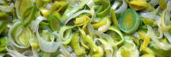 спагетти с луком-пореем, вином и копченым беконом