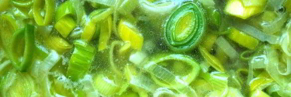 спагетти с луком-пореем, вином и копченым беконом