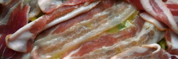 спагетти с луком-пореем, вином и копченым беконом