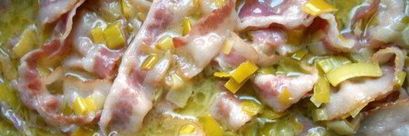 спагетти с луком-пореем, вином и копченым беконом