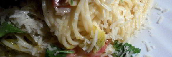 спагетти с луком-пореем, вином и копченым беконом