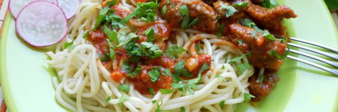 Спагетти с печенью и томатным соусом