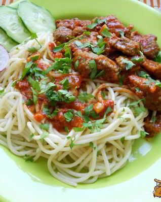 Спагетти с печенью и томатным соусом