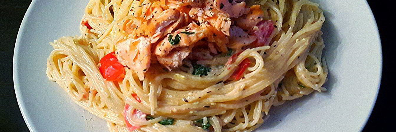 Спагетти в сливочном соусе с семгой и рукколой