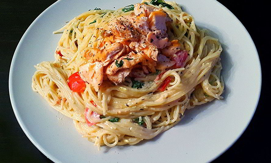 Рецепт спагетти в сливочном соусе с семгой и рукколой