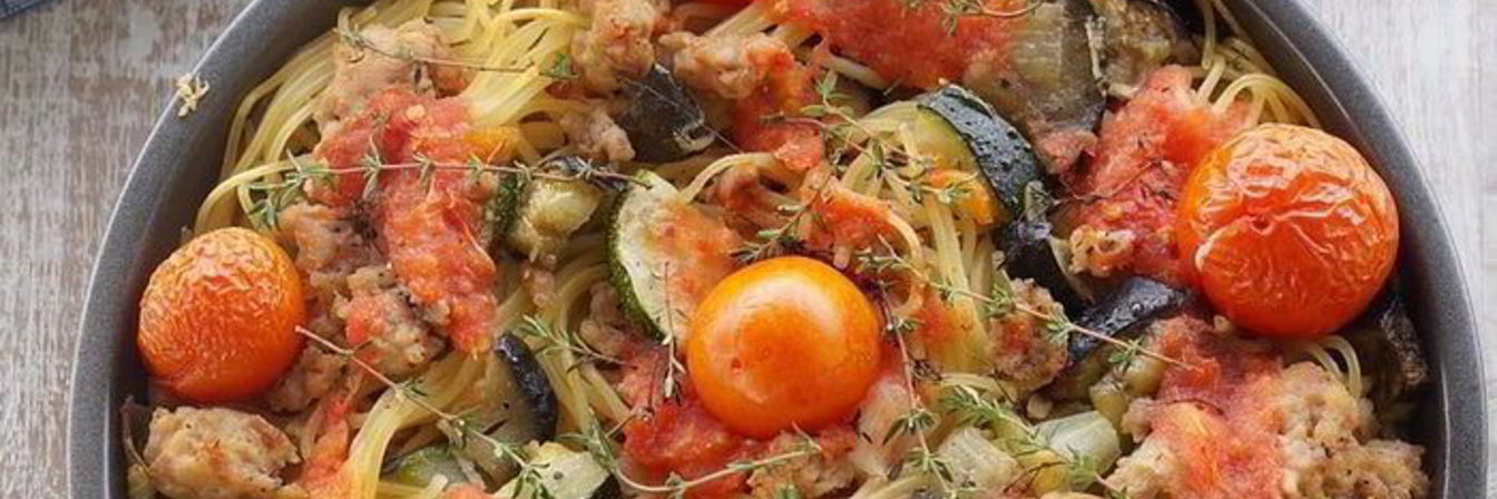 Спагетти, запеченные с овощами, куриным фаршем и томатами