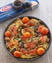 Спагетти, запеченные с овощами, куриным фаршем и томатами