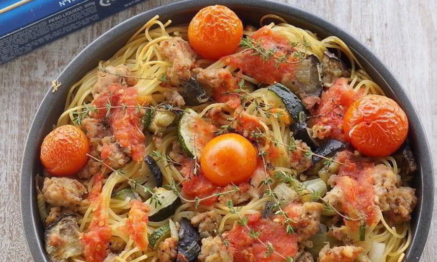 Рецепт спагетти, запеченных с овощами, куриным фаршем и томатами