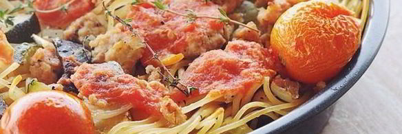 спагетти, запеченные с овощами, куриным фаршем и томатами