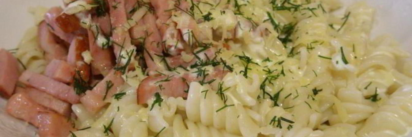 Вареные макароны с соусом сыром и ветчиной