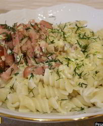 Вареные макароны с соусом сыром и ветчиной