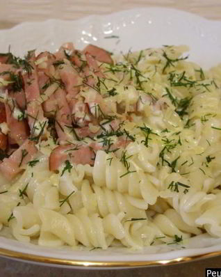 Вареные макароны с соусом сыром и ветчиной