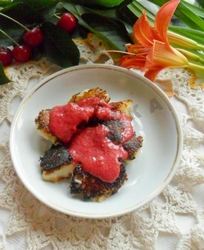 Манные клецки с вишневым соусом