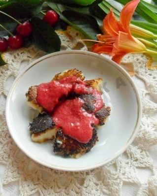 Манные клецки с вишневым соусом