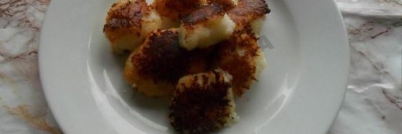 манные клецки с вишневым соусом