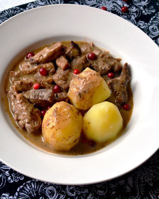 Бефстроганов с брусникой