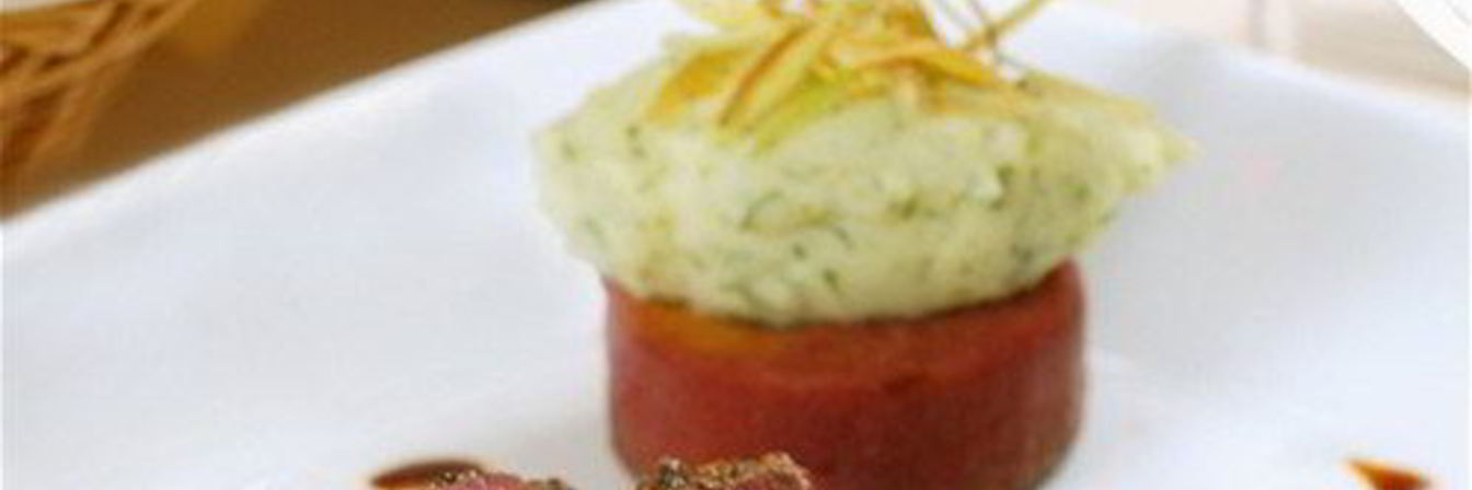 Говядина с розмарином и соусом из красной смородины и горчицы