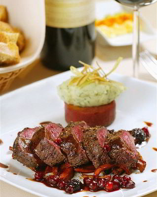 Говядина с розмарином и соусом из красной смородины и горчицы