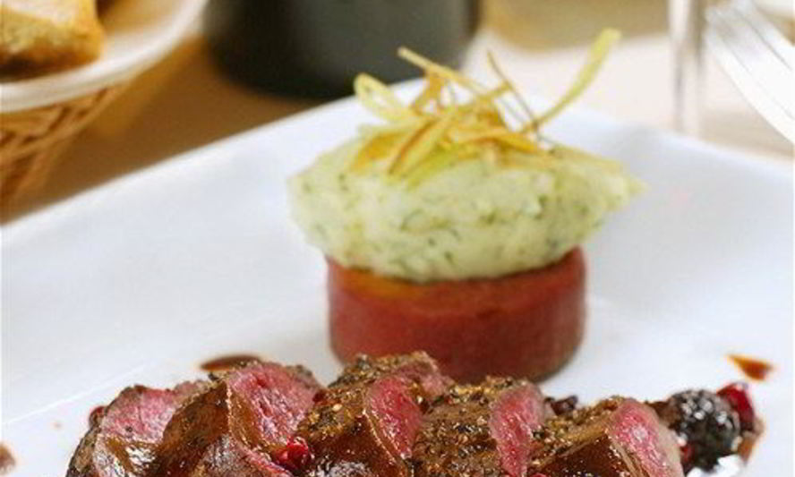 Рецепт говядины с розмарином и соусом из красной смородины и горчицы