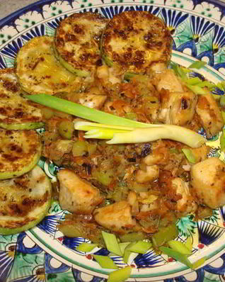 Куриная грудка тушеная в овощах