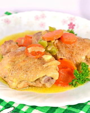 Куриные бедрышки тушеные в сметане