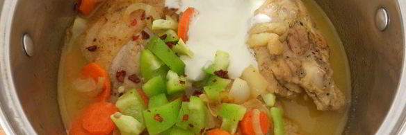 куриные бедрышки тушеные в сметане