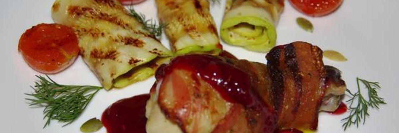 Куриные голени в беконе под клюквенным соусом