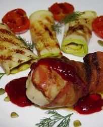 Куриные голени в беконе под клюквенным соусом