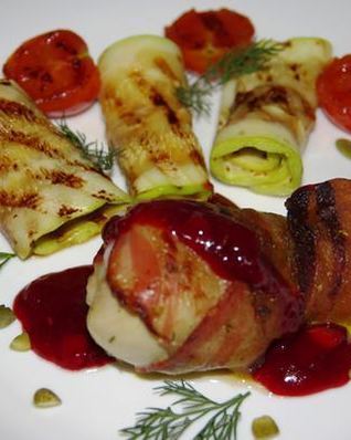 Куриные голени в беконе под клюквенным соусом