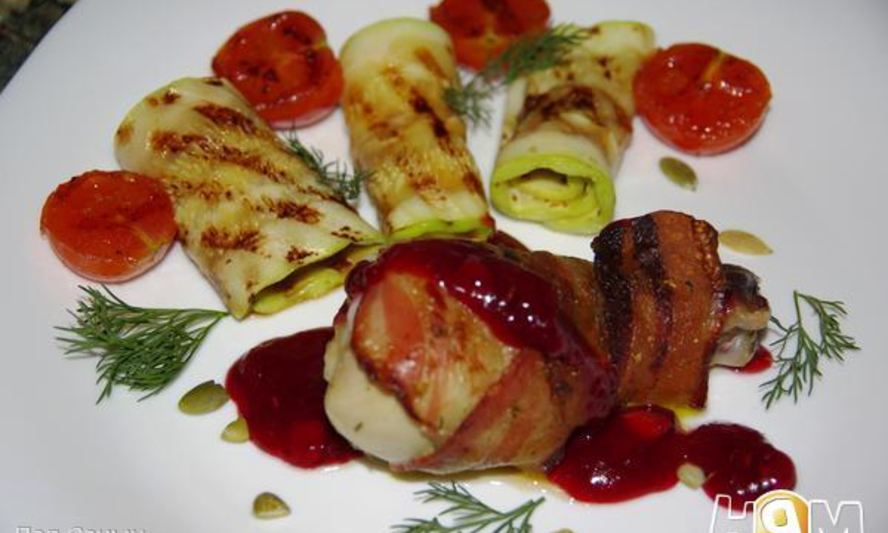 Рецепт куриных голеней в беконе под клюквенным соусом