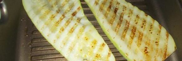 куриные голени в беконе под клюквенным соусом