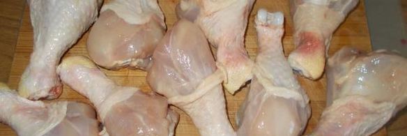 куриные голени в беконе под клюквенным соусом