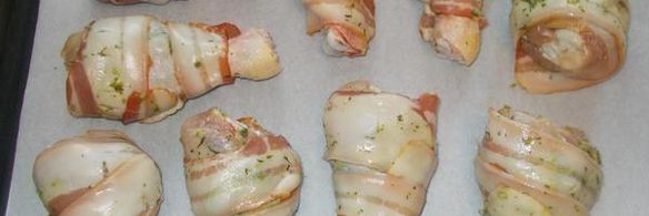 куриные голени в беконе под клюквенным соусом