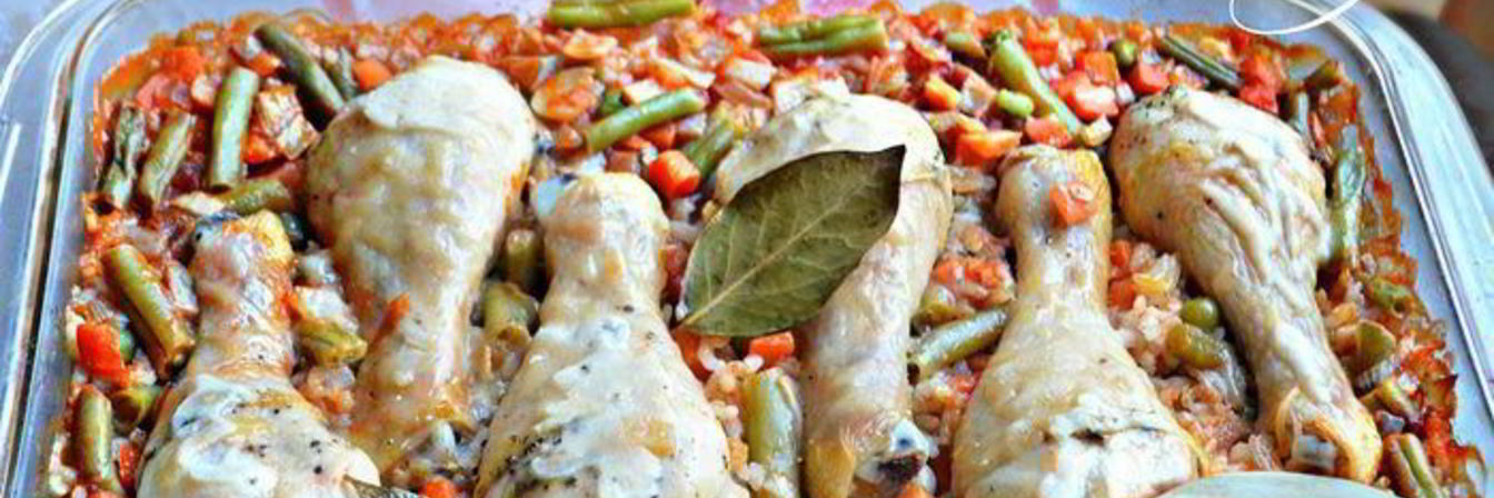 Куриные голени, запеченные с рисом и овощами